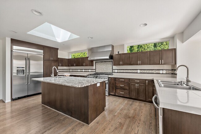 Building Photo - 4-Bedroom Luxury Home for Rent by Portland...