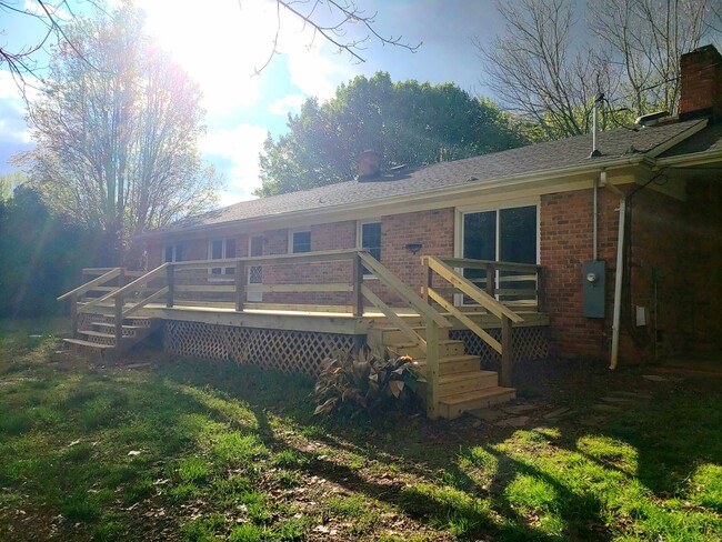 Building Photo - Brick Ranch Home on Twin Lakes with Newly ...