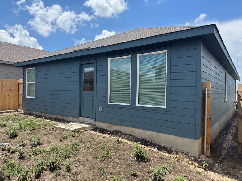 Building Photo - 1525 Hummock Steep