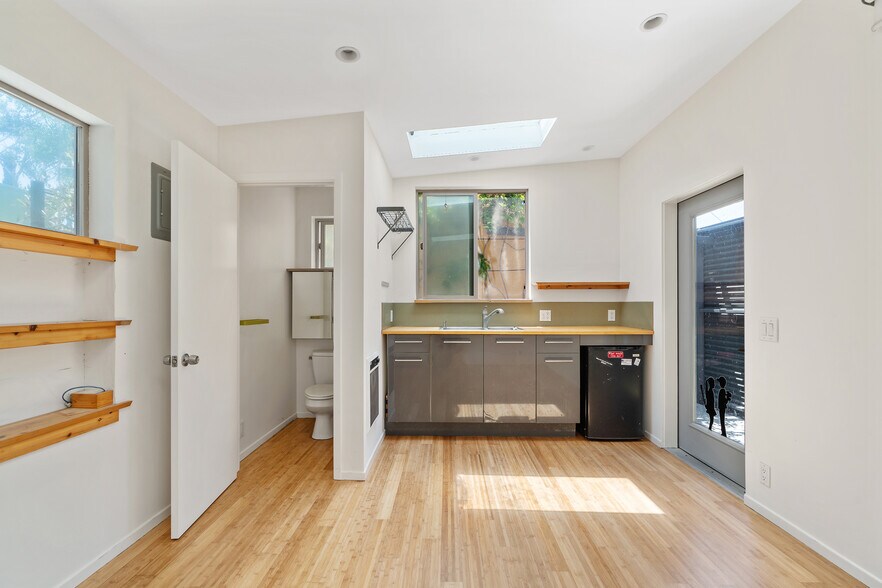 Building Photo - 213 6th Ave