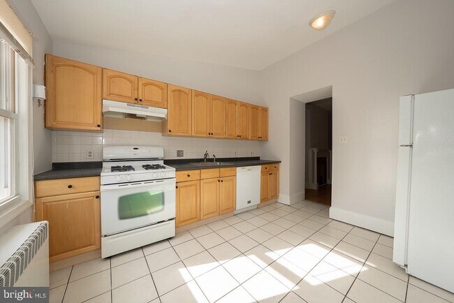 Building Photo - 217 Dupont St