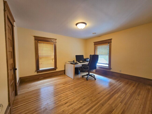 Building Photo - SINGLE FAMILY HOME! Great Location! Laundry, Wood Floors and Parking!