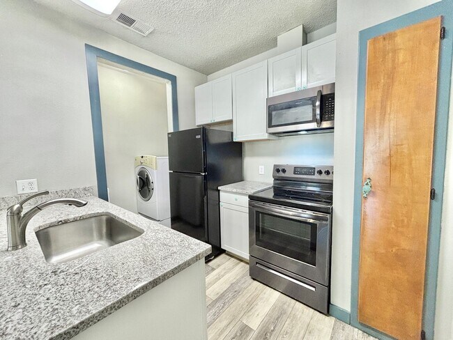 Building Photo - Riverwalk Condo - Pool Access