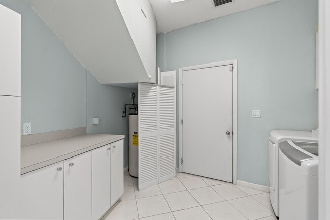 Building Photo - 2671 NE 22nd Ct