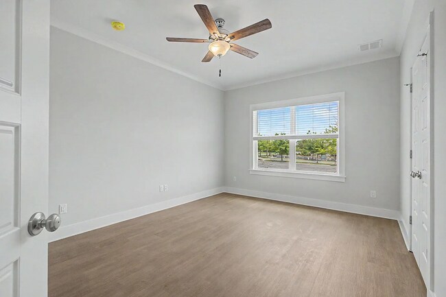 Building Photo - 3065 Four Oaks Blvd