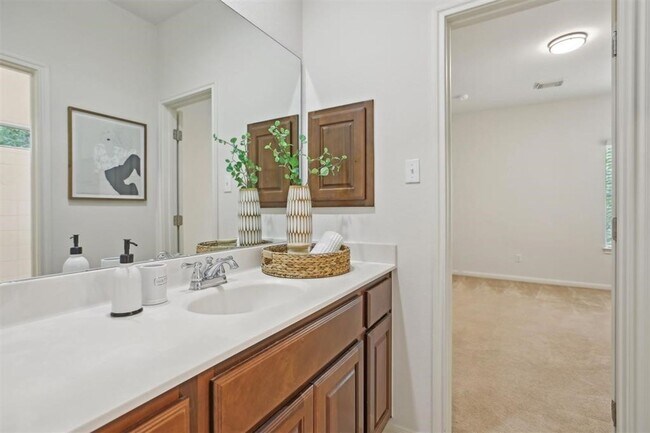 Building Photo - Red Oaks Subdivision / 5 bedrooms, 4 bathr...