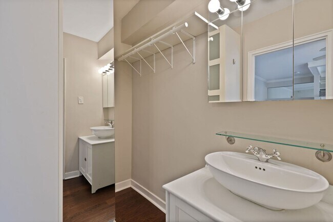 Building Photo - NEWLY RENOVATED West End/Dupont Efficiency!