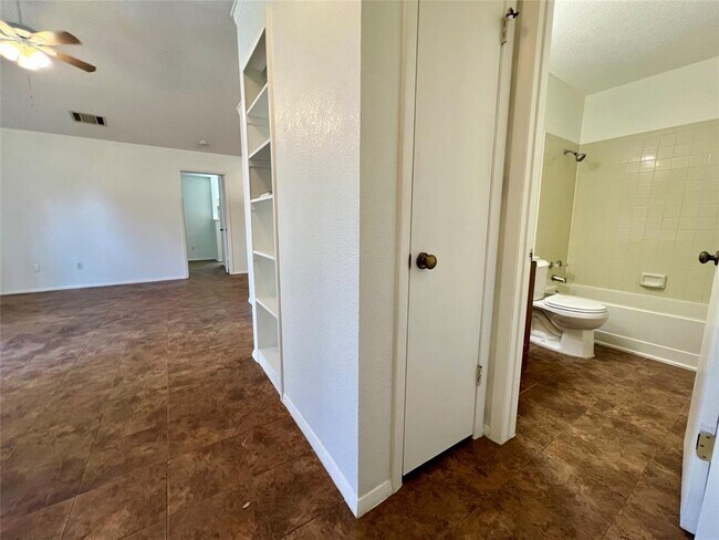 Building Photo - 112 S Mockingbird Ln