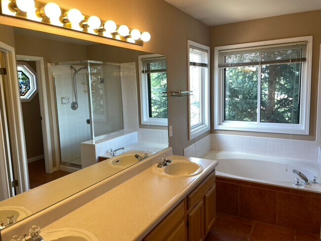 Building Photo - Spectacularly HUGE 6BD Home with Panoramic...