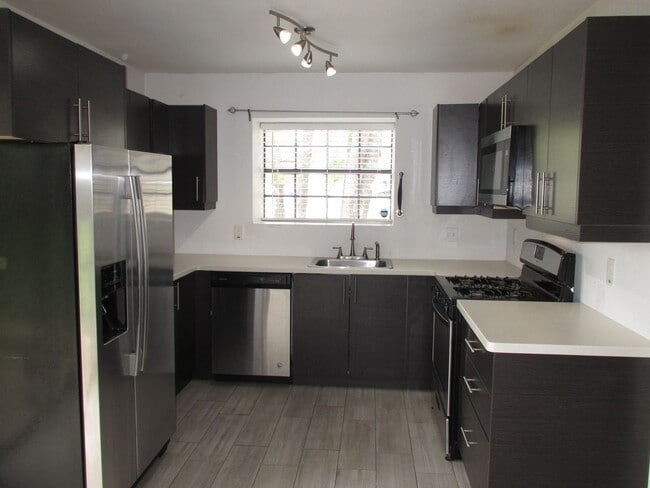 Building Photo - Adorable 2bedroom/1 bath Duplex on Wooded Lot