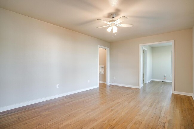 Building Photo - One Side of Great Duplex Near TCU- 1 Bed, ...