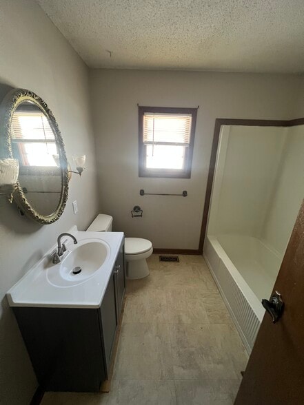 Building Photo - 433 S Ridge Rd