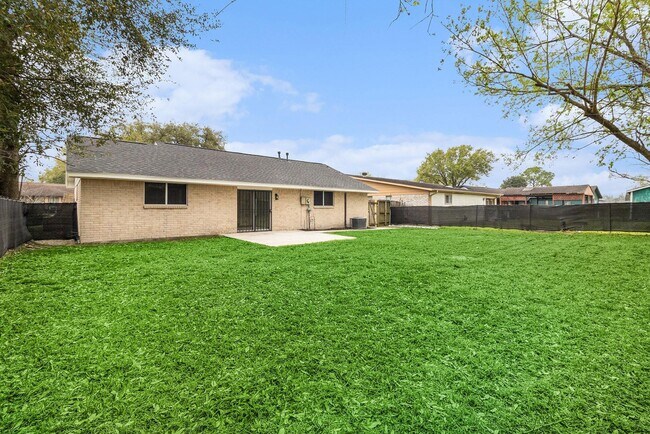 Building Photo - 1510 Tarberry Rd