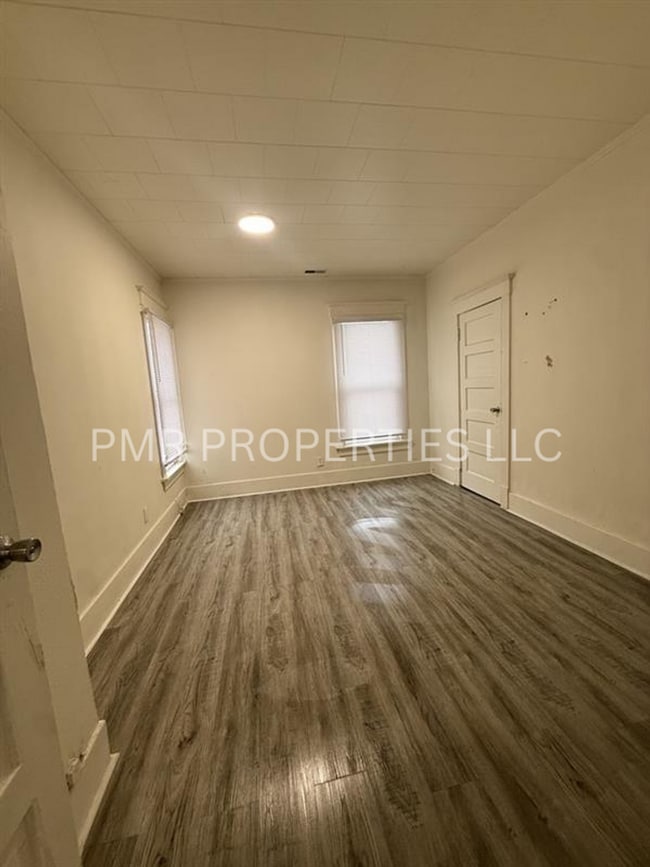 Building Photo - 902 5th Ave