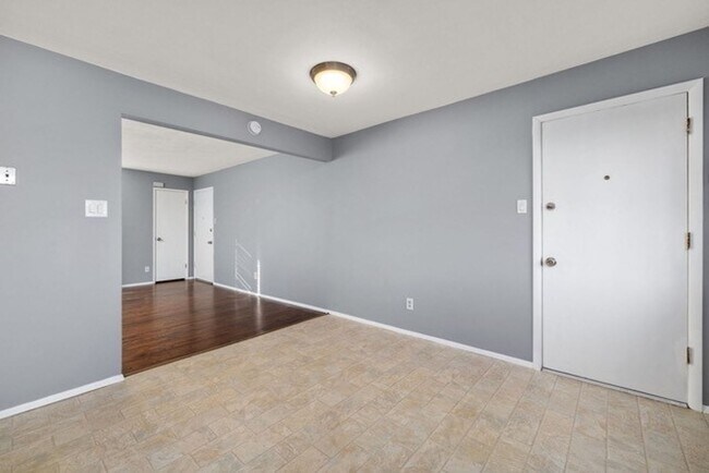 Building Photo - 2 Bedroom, 1 Bath Apartment