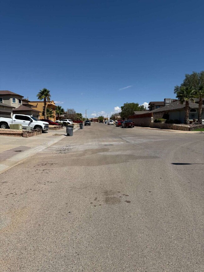 Building Photo - "Spacious 4-Bedroom Oasis with Granite Kit...