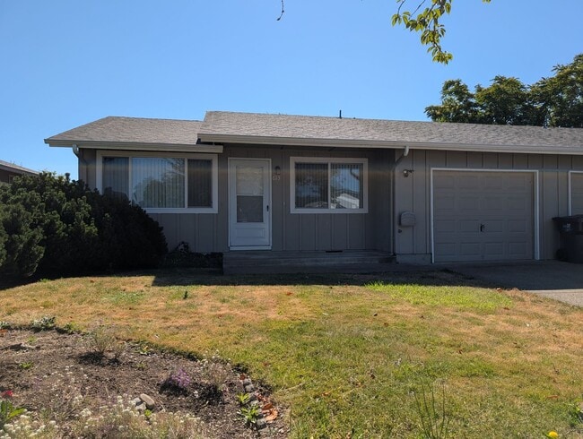 Building Photo - Newly Remodeled 2-Bedroom, 1-Bath Duplex in Thurston Area of Springfield!