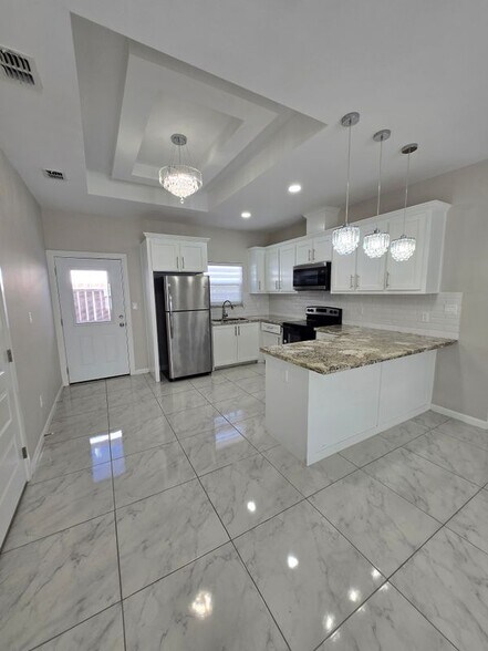 Building Photo - 1018 N Woodson Ave