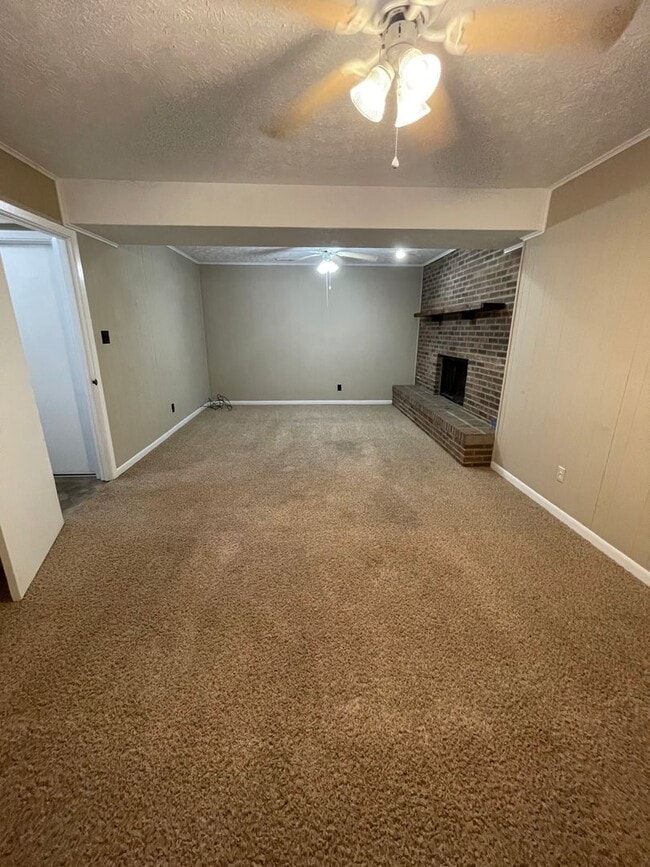 Building Photo - 3 bed, 2.5 bath, 2 car garage split foyer home in West Knoxville