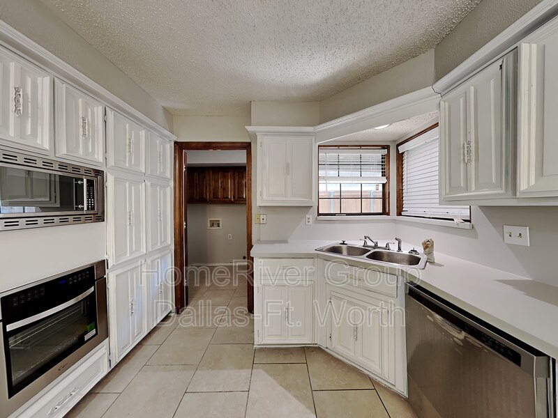 Building Photo - 1108 Huntington Dr