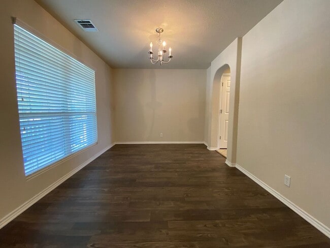 Building Photo - Gorgeous 4 bed/2.5 bath home in a great lo...