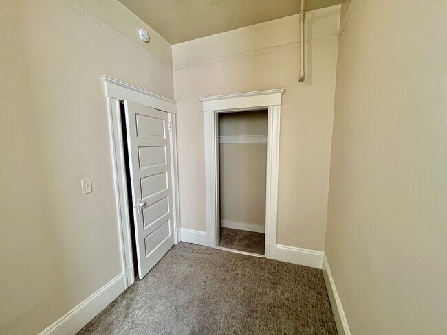Building Photo - PM0484