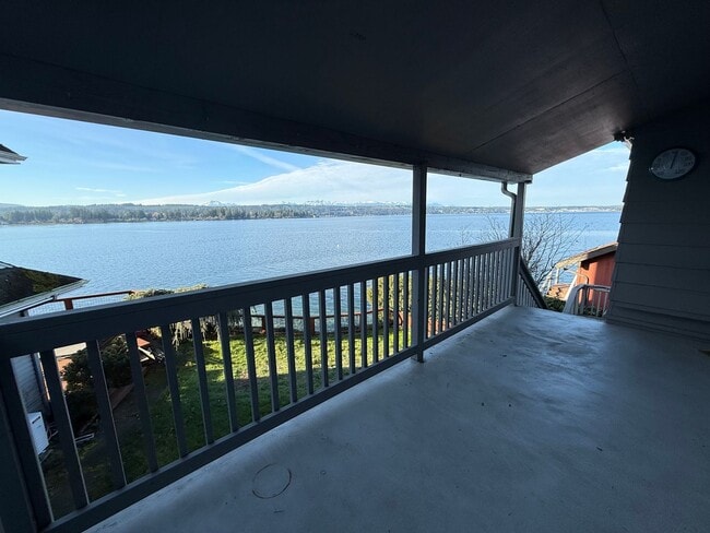 Building Photo - Unit with gorgeous water view in Bremerton.