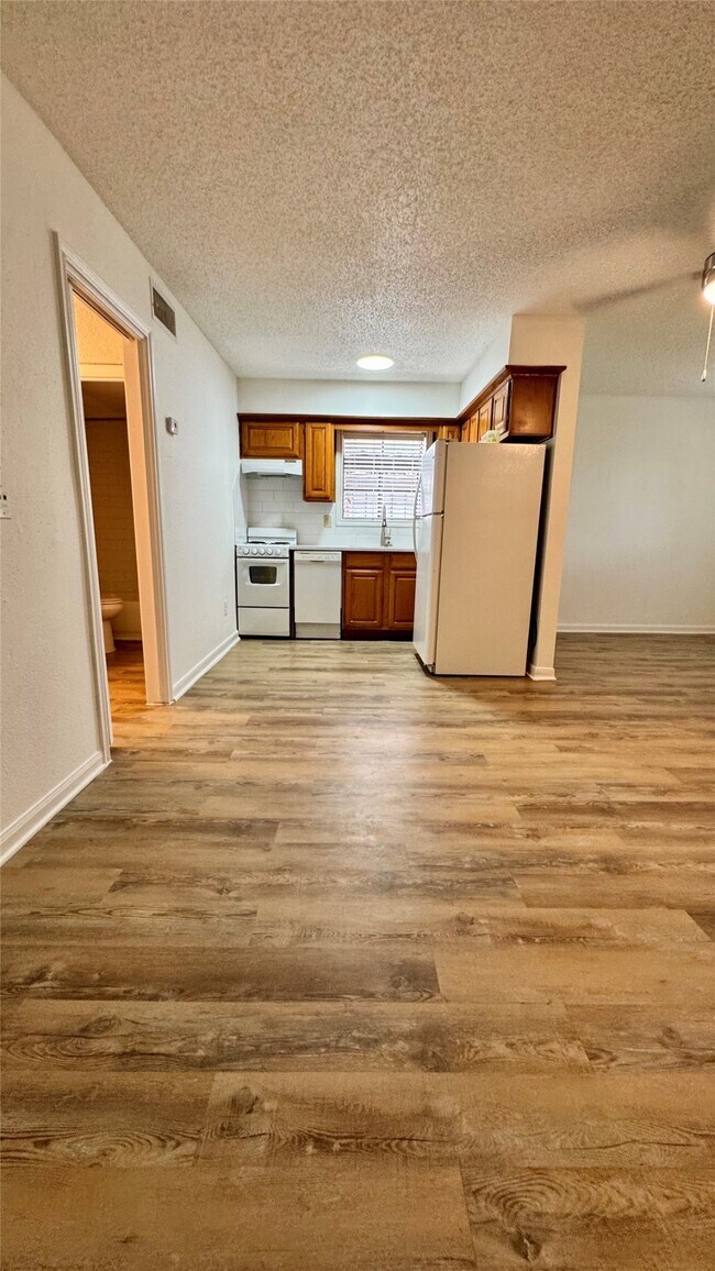 Building Photo - 1311 Antoine Dr