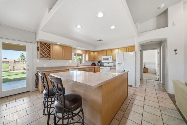 Building Photo - 10390 Fairway Dr