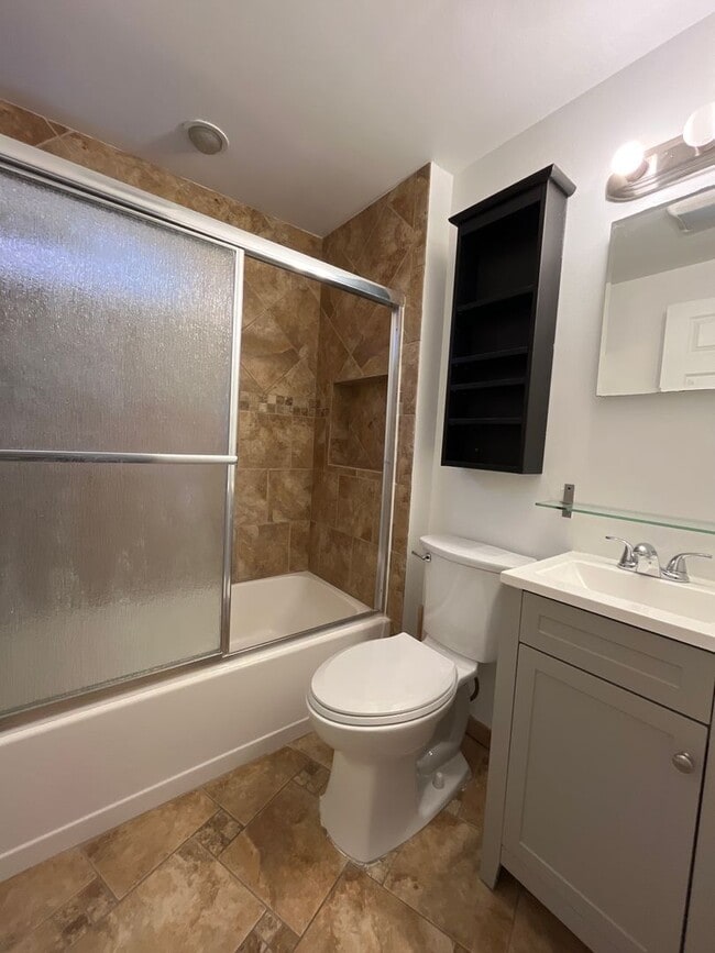 Building Photo - Large, well-maintained 4-bedroom, 1-bathroom row home