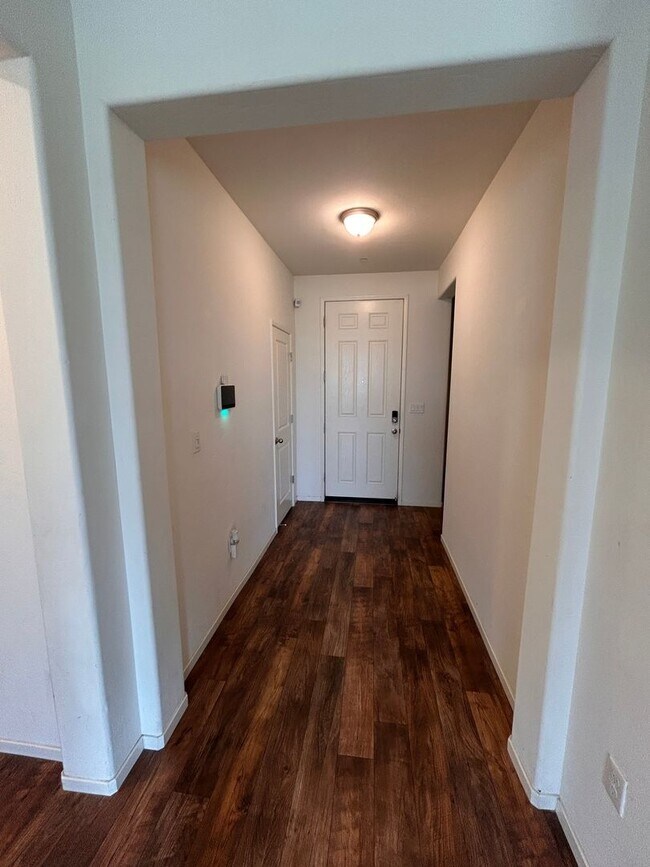 Building Photo - Don't miss this out 3 bedroom 2 bath with solar in Hanford!