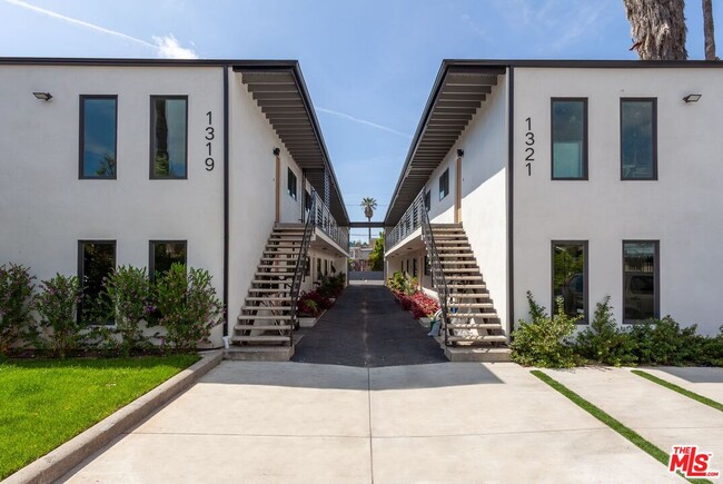 Building Photo - 1319 S St Andrews Pl