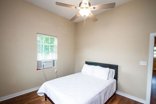 Building Photo - Douglas