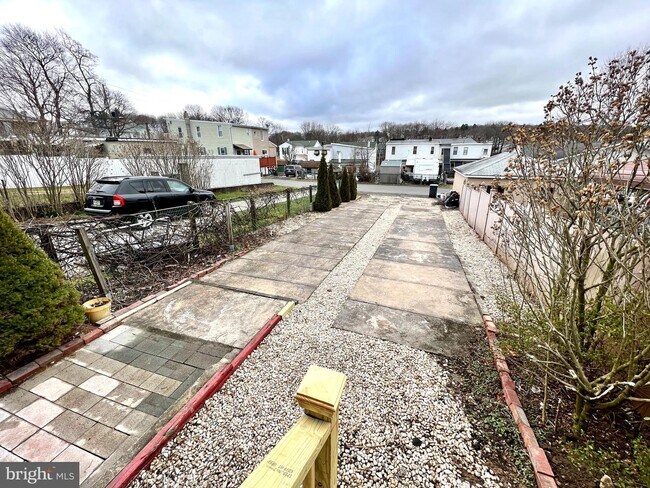 Building Photo - 145 N Nice St