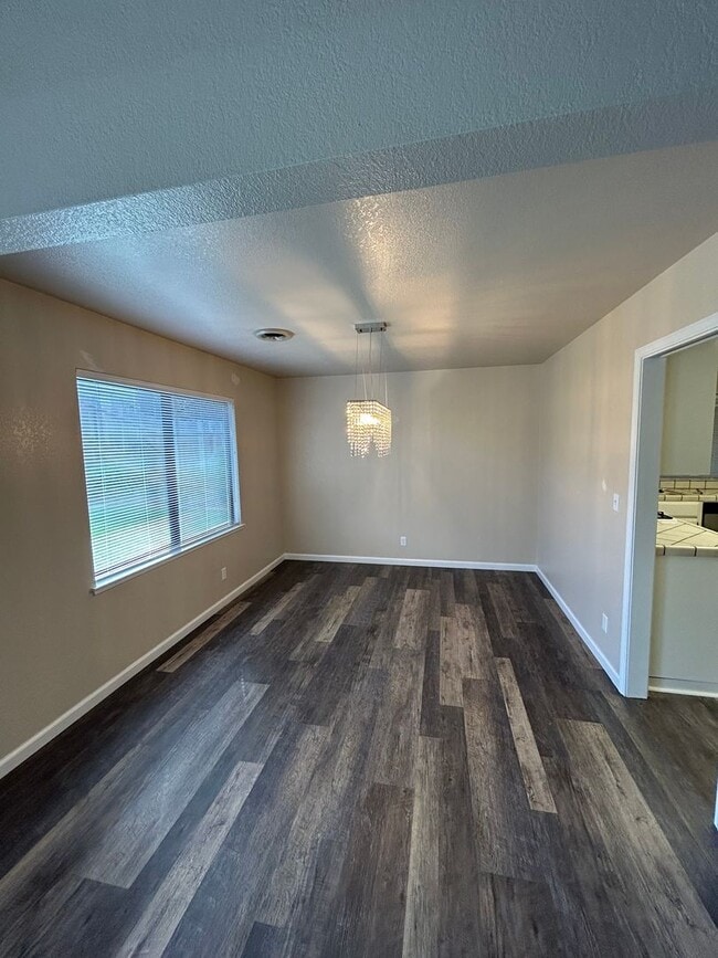 Building Photo - 3 Bedroom, 2 Bathroom Family Home