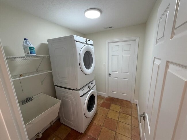 Building Photo - 990 Campello St