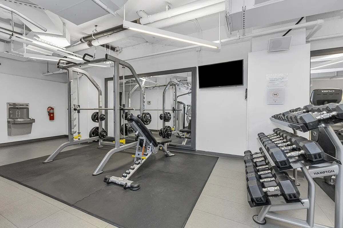 Building Photo - 250 E Houston St