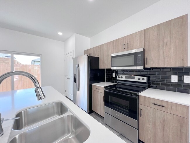 Building Photo - Luxury Townhome In Gated Community (Close to Expressway 281 & Wisconsin)