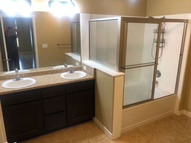 Building Photo - Stunning Down Town Condo in Secure Building