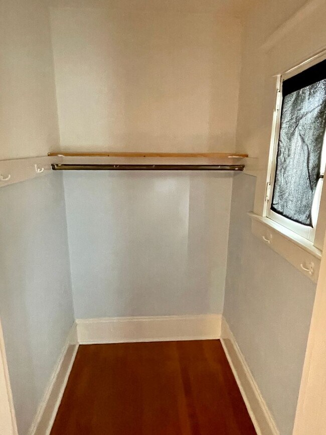 Building Photo - Coveted Laurelhurst Craftsman, Detached Garage, A/C, Hardwoods...A Rare Listing!