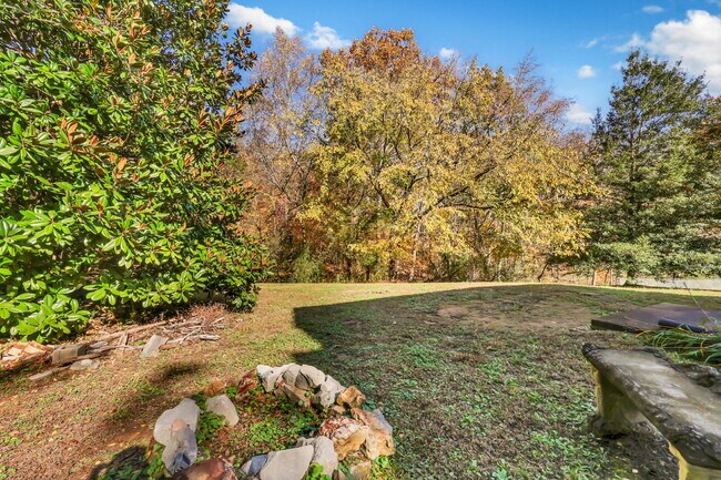 Building Photo - Spacious 3 Bedroom and 2.5 Bathroom