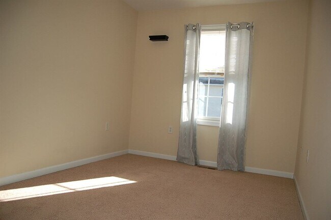 Building Photo - Liberty Square Townhouse with Upgrades!
