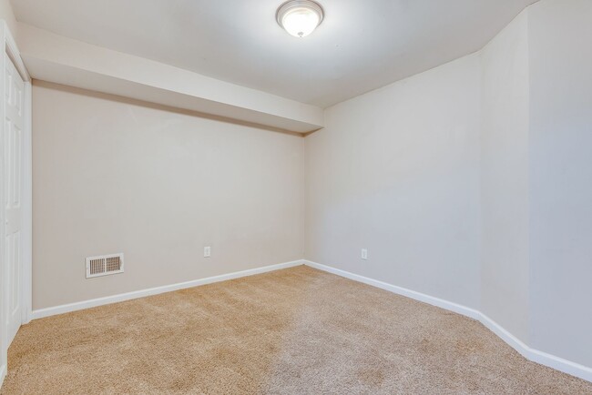 Building Photo - Available MAY 2026 - 2 Bedroom, 2 Bath Home w/ CRAZY City Views!