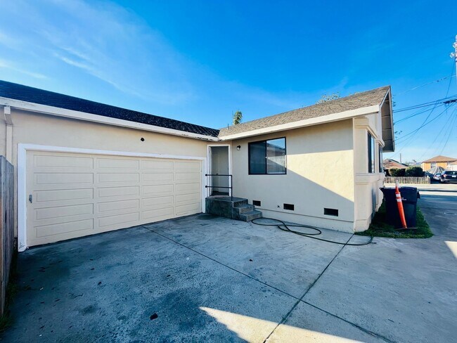 Building Photo - 230 Prospect St