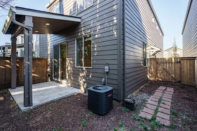 Building Photo - Beautiful Single-Level Home | 3 Bed, 2.5 B...
