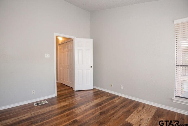 Building Photo - 5917 Hollytree Dr