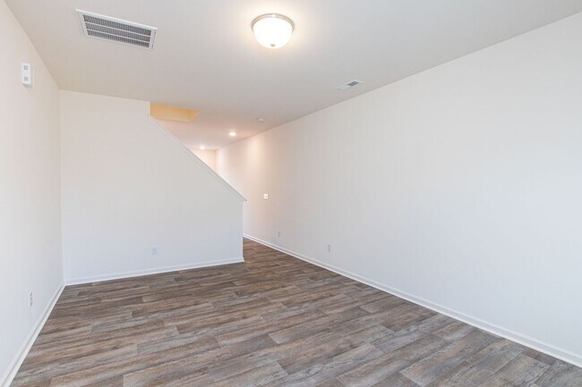 Building Photo - BEAUTIFUL 3BD/2.5BTH Townhome - Belmont - AUGUST 2026 MOVE IN