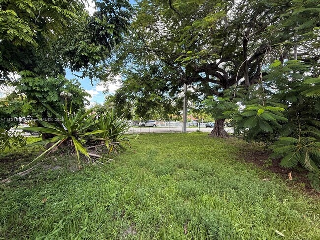 Building Photo - 11305 NE 13th Ave