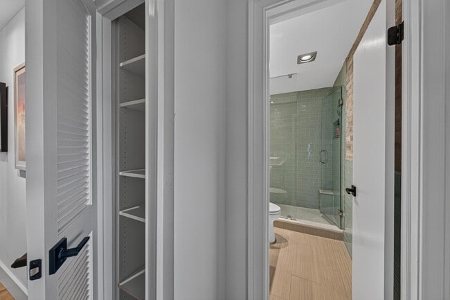 Building Photo - 6515 Bay Club Dr