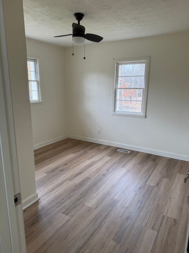 Building Photo - Cute ranch layout 3 bedroom 1 bath home in Hiram!